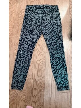 Under Armour Black Leggings with Grey Geometric Print size medium